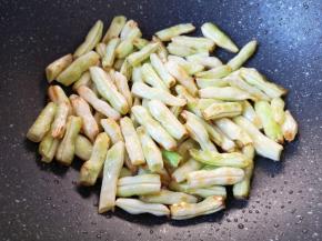 中火翻炒至芸豆表面变成虎皮色，变熟以后盛出备用。