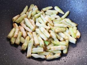 中火翻炒至芸豆表面变成虎皮色，变熟以后盛出备用。