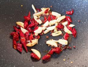 中小火炒香，蒜片变至焦黄色。