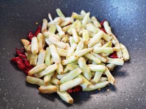 下入之前炒好的芸豆。