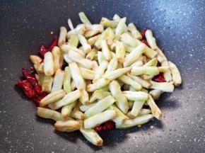 下入之前炒好的芸豆。