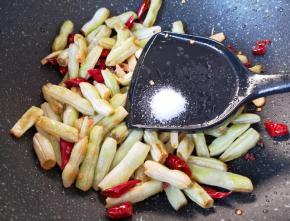 放盐调味。