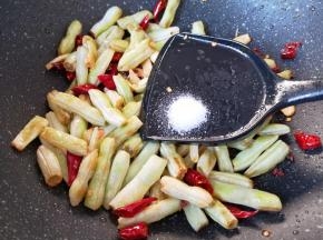 放盐调味。