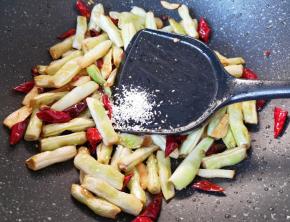 放蘑菇精翻炒均匀。