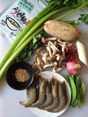 准备食材，35克麻辣香锅料能炒600到700克的食材，差不多是2人份的量