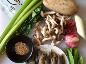 准备食材，35克麻辣香锅料能炒600到700克的食材，差不多是2人份的量