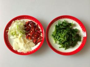 把辅料备好    ，虾洗净剪去虾须