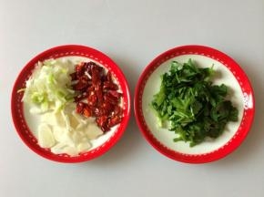 把辅料备好    ，虾洗净剪去虾须