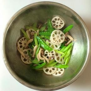 把蔬菜入沸水焯烫