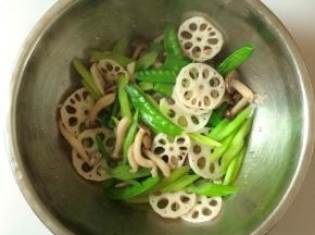 把蔬菜入沸水焯烫