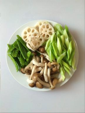 芹菜切段、藕去皮切片、荷兰豆和蟹味菇摘洗干净