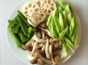 芹菜切段、藕去皮切片、荷兰豆和蟹味菇摘洗干净