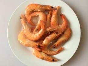 虾也在沸水中煮一下