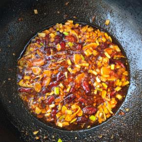 加入cook100麻辣香锅调料，翻炒出辣香味