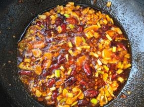 加入cook100麻辣香锅调料，翻炒出辣香味