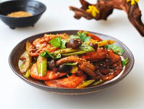 盛出后撒香菜末、白芝麻