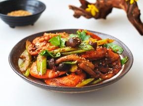 盛出后撒香菜末、白芝麻