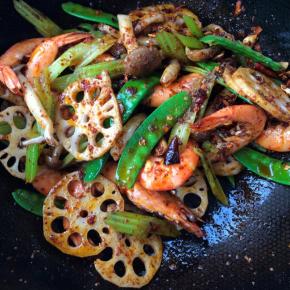 把食材放入翻炒入味