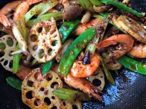 把食材放入翻炒入味