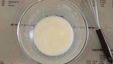 玉米油和牛奶分别称重后加入打蛋盆内，用手动打蛋器混合乳化。