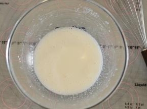 玉米油和牛奶分别称重后加入打蛋盆内，用手动打蛋器混合乳化。