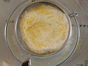 低粉和玉米粉混合均匀后筛入油和奶混合物内，用打蛋器“Z”字形刮拌均匀。