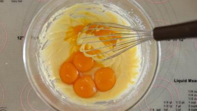 蛋白和蛋黄分离，蛋黄磕入奶油粉混合物内，蛋白放入冰箱冷冻备用。