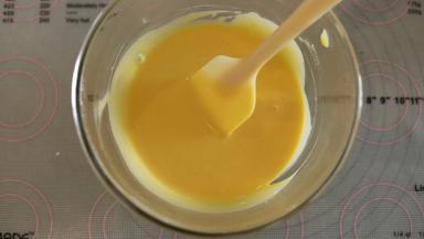 拌至顺滑的蛋黄糊，蛋糕卷的蛋黄糊比戚风蛋黄糊要稀一点哦！