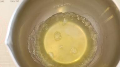 取出冷冻到表面结一层薄霜的蛋白，滴入柠檬汁。