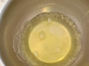 取出冷冻到表面结一层薄霜的蛋白，滴入柠檬汁。