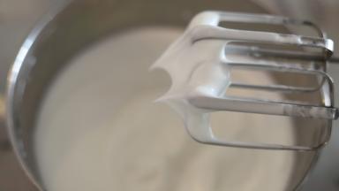 分三次将细砂糖加入蛋清内，打发至8成（小弯钩）。