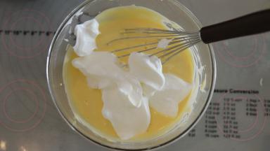 取三分之一的蛋白和蛋黄糊用翻拌的手法混合均匀，再取二分之一的蛋白加入混合好的蛋糕糊内，同样的手法拌匀。