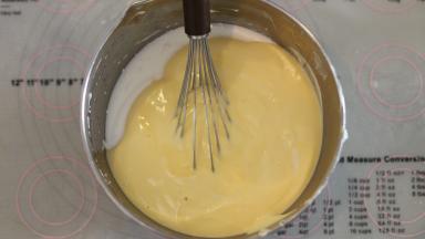 最后倒入剩余的蛋白内，尽量不要将蛋糕糊倒在蛋白上面。