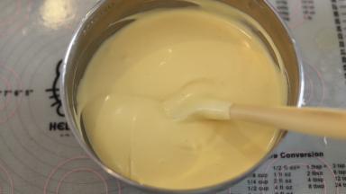 最后的蛋糕糊细腻无明显的气泡。