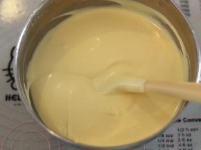 最后的蛋糕糊细腻无明显的气泡。