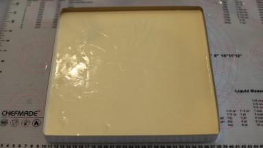 28x28方盘内抹上一层薄薄的玉米油（配方外），蛋糕糊倒入烤盘内，轻震去气泡。