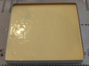 28x28方盘内抹上一层薄薄的玉米油（配方外），蛋糕糊倒入烤盘内，轻震去气泡。