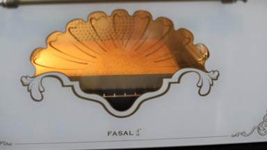 蛋糕在烤箱内涨起后回缩到和烤盘平齐即可出炉。