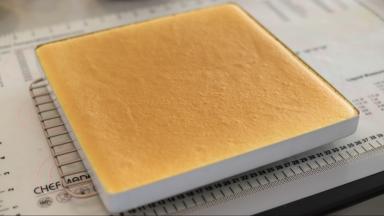 出炉轻震几下，盖上油纸倒扣放凉，边缘切整齐。