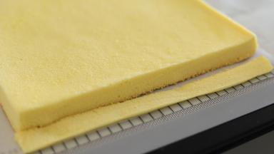 出炉轻震几下，盖上油纸倒扣放凉，边缘切整齐。