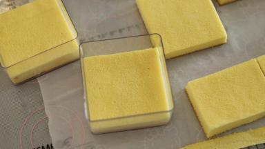 先将一片切好的蛋糕片放入盒子内。