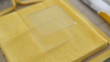 准备三个9.5厘米的正方形蛋糕盒子，蛋糕片按盒子大小尺寸切片。