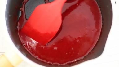 取出冷冻的树莓酱，用不粘锅加热至融化放凉。