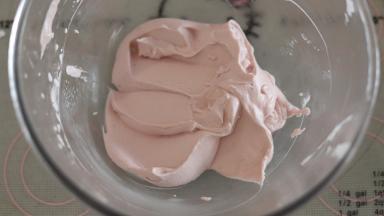 打发至裱花状态。