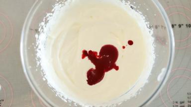 淡奶油加糖，加入凉透的树莓酱。