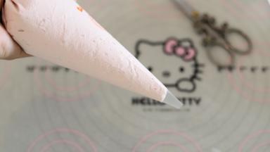 装入裱花袋内。