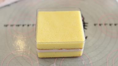 再次放入第二片蛋糕片，轻压一下。