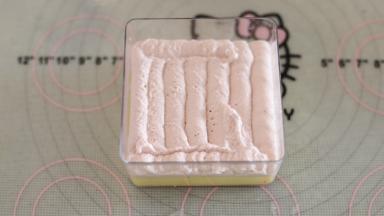 均匀地挤在盒子蛋糕片上。