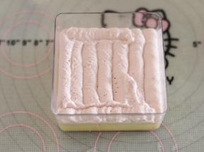均匀地挤在盒子蛋糕片上。