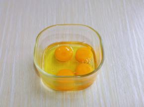 首先3枚鸡蛋磕入碗中，再加入一个蛋黄。